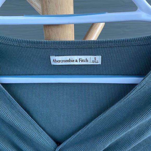 Abercrombie & Fitch Cropped Long Sleeve (Size: Small) - Picture 3 of 5